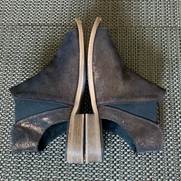 Musse & Cloud Bronze Leather Ciara
Sandal - Picture 11 of 14